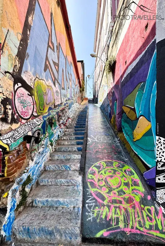 Eine Treppe mit Graffitis in Valparaíso 