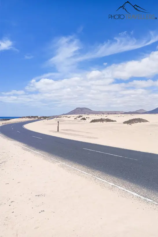 Straße zwischen den Sanddünen von Corralejo im Naturpark Corralejo auf Fuerteventura