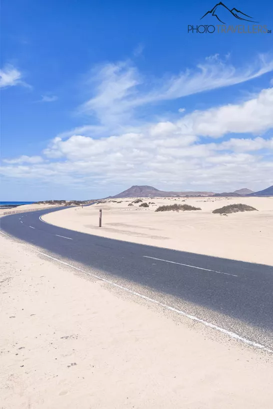 Straße zwischen den Sanddünen von Corralejo im Naturpark Corralejo auf Fuerteventura