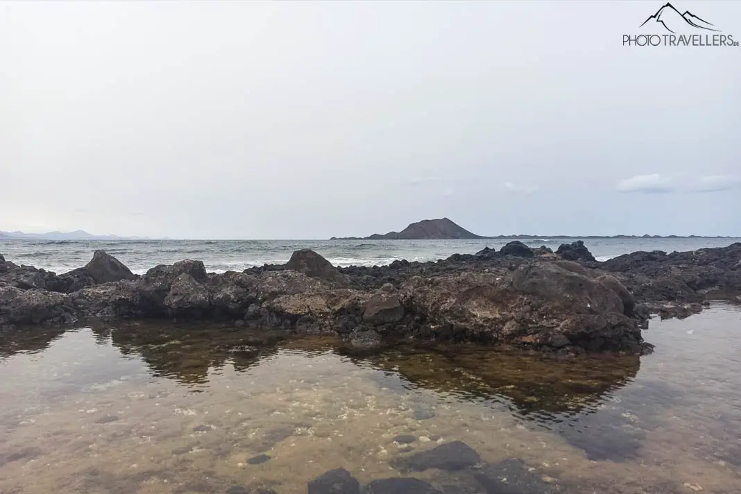 Blick auf Steine im Meer an der Küste der Insel Lobos, die Nachbarinsel von Fuerteventura