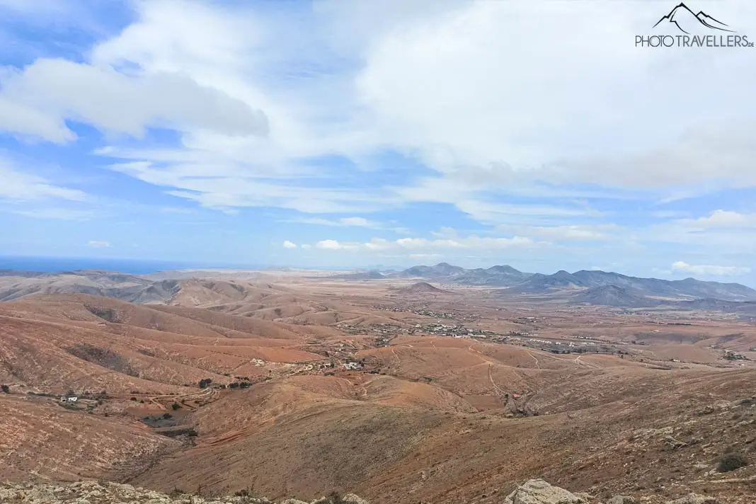 Blick auf Steinwüste mit blauem Himmel am Mirador Morro Velosa