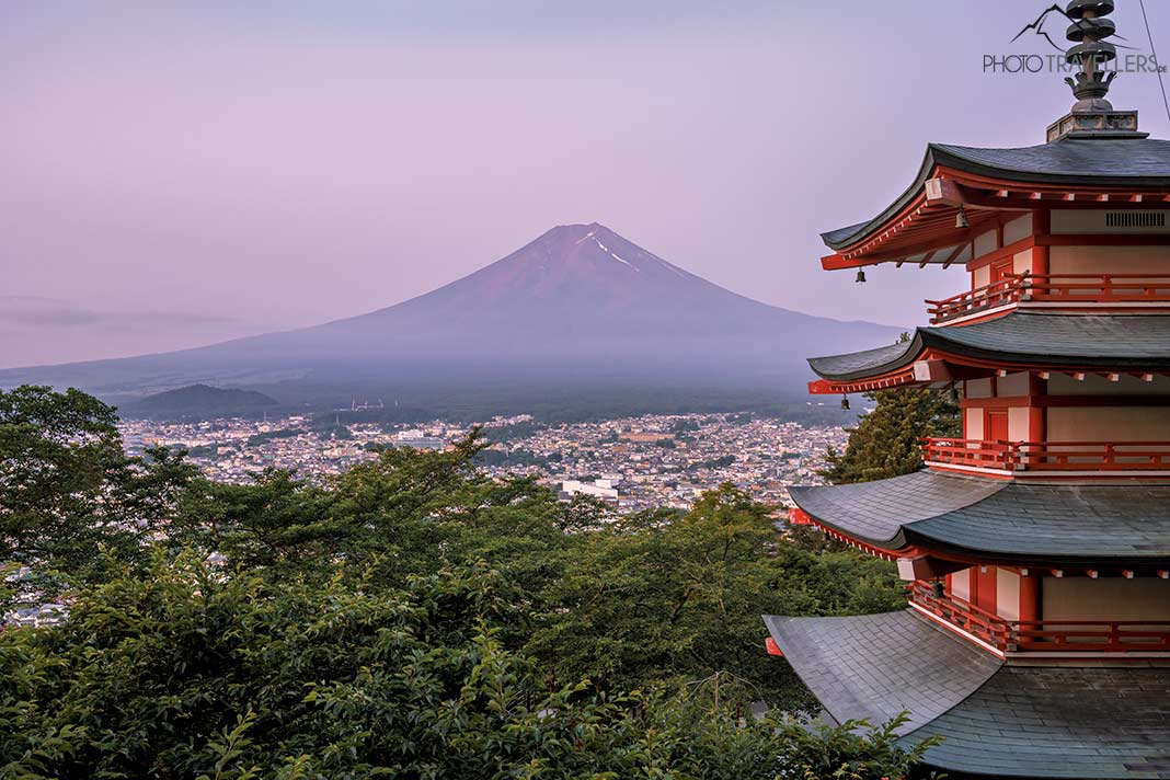 Der Blick auf den Mount Fuji mit der Chureito-Pagode im Vordergrund