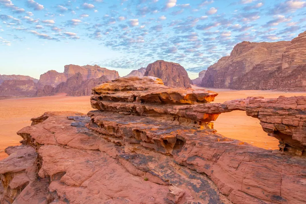 Ein Steinbogen im Wüstental Wadi Rum in Jordanien