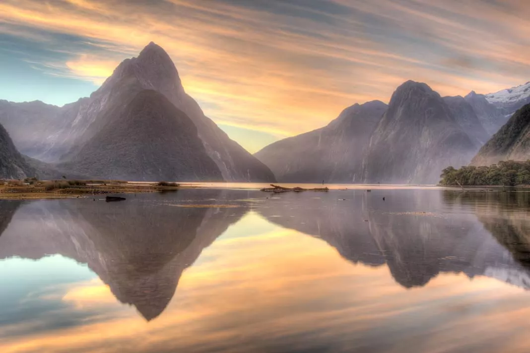 Der Mitre Peak im Fiordland-Nationalpark im schönsten Licht