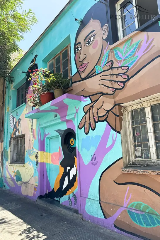 Ein buntes Graffiti eines Menschen im Barrio Bellavista