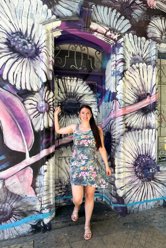 Biggi im Sommerkleid vor einem bunten Graffiti im Barrio Bellavista