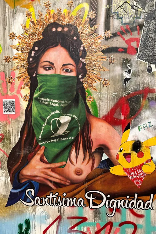 Das Graffiti einer barbusigen vermummten Frau im Museo del Estallido Social