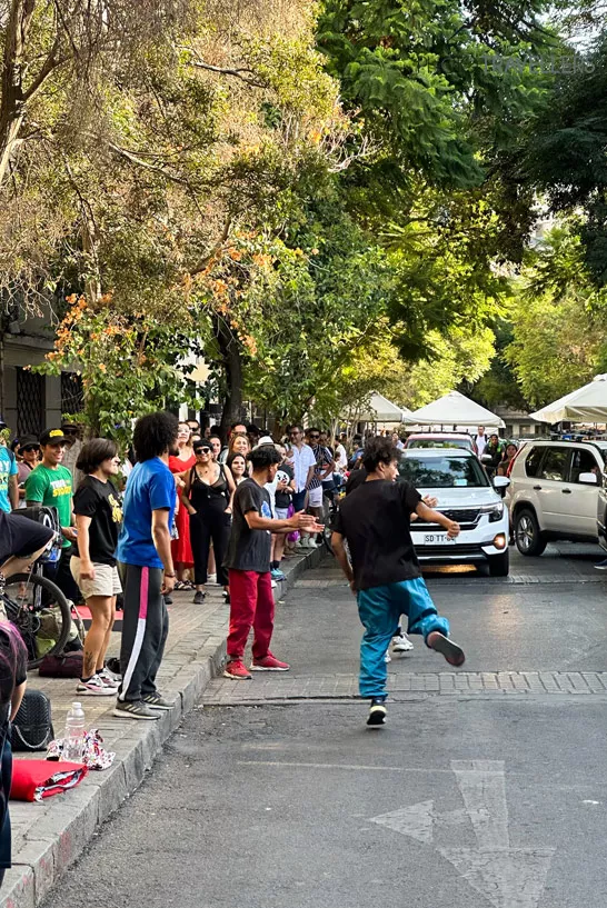 Breakdancer auf der Straße im Barrio Lasterria