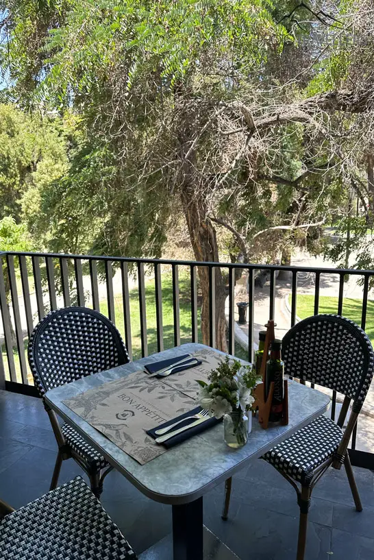 Ein gedeckter Tisch auf der Terrasse im  Restaurant Castillo Forestal