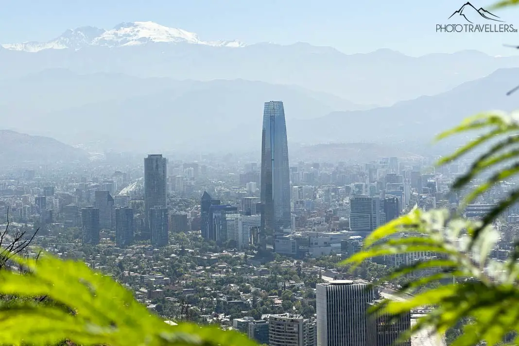 Der Blick über Santiago de Chile mit dem Santiago Gran Torre und den Bergen im Hintergrund