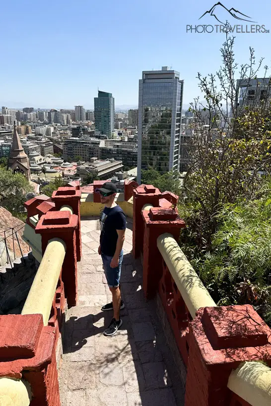 Flo auf dem Aussichtsturm auf dem Cerro Santa Lucia mit Blick über Santiago de Chile