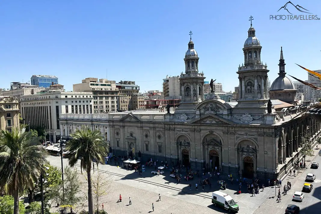 Der Blick von oben auf die Kathedrale von Santiago de Chile