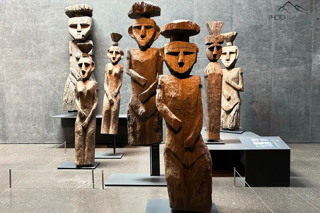 Holzfiguren im Museo Chileno de Arte Precolombino in Santiago de Chile
