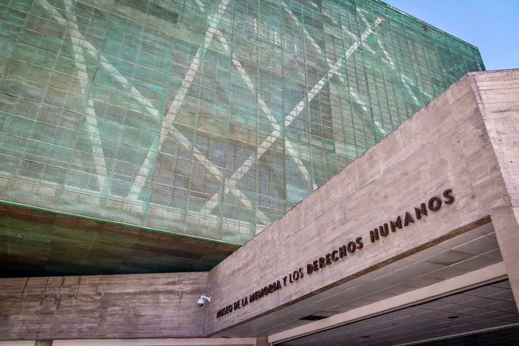 Die moderne Fassade des Museo de la Memoria y los Derechos Humanos in Santiago de Chile