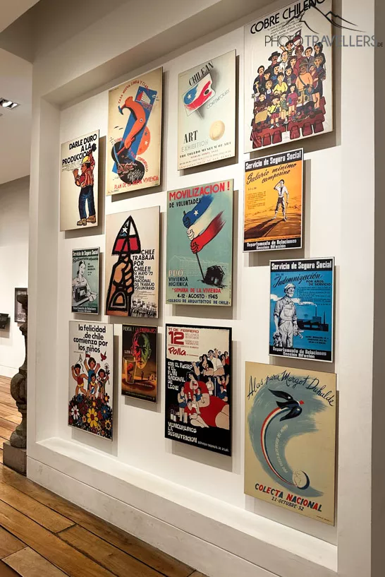 Alte Plakate in einer Ausstellung im Museo Historico Nacional in Santiago de Chile