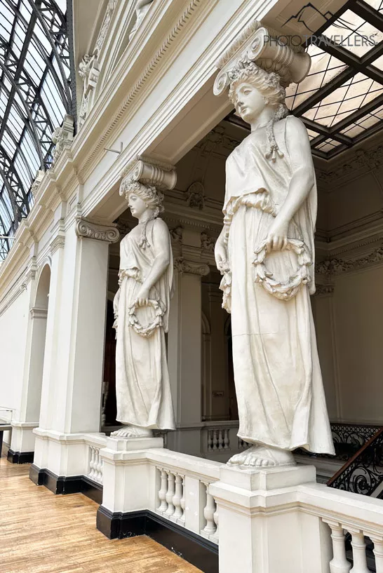 Zwei Statuen im Museo Nacional de Bellas Artes