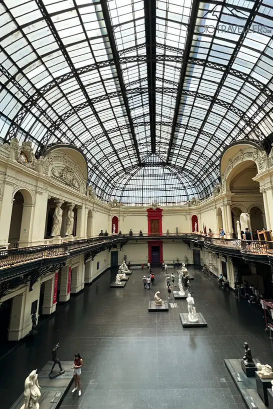 Der Blick von oben in die große Halle im Museo Nacional de Bellas Artes