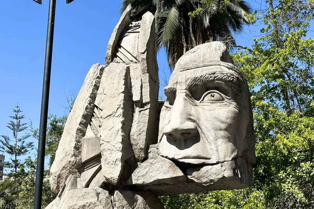 Die Skulptur Al Pueblo Indígena auf der Plaza de Armas