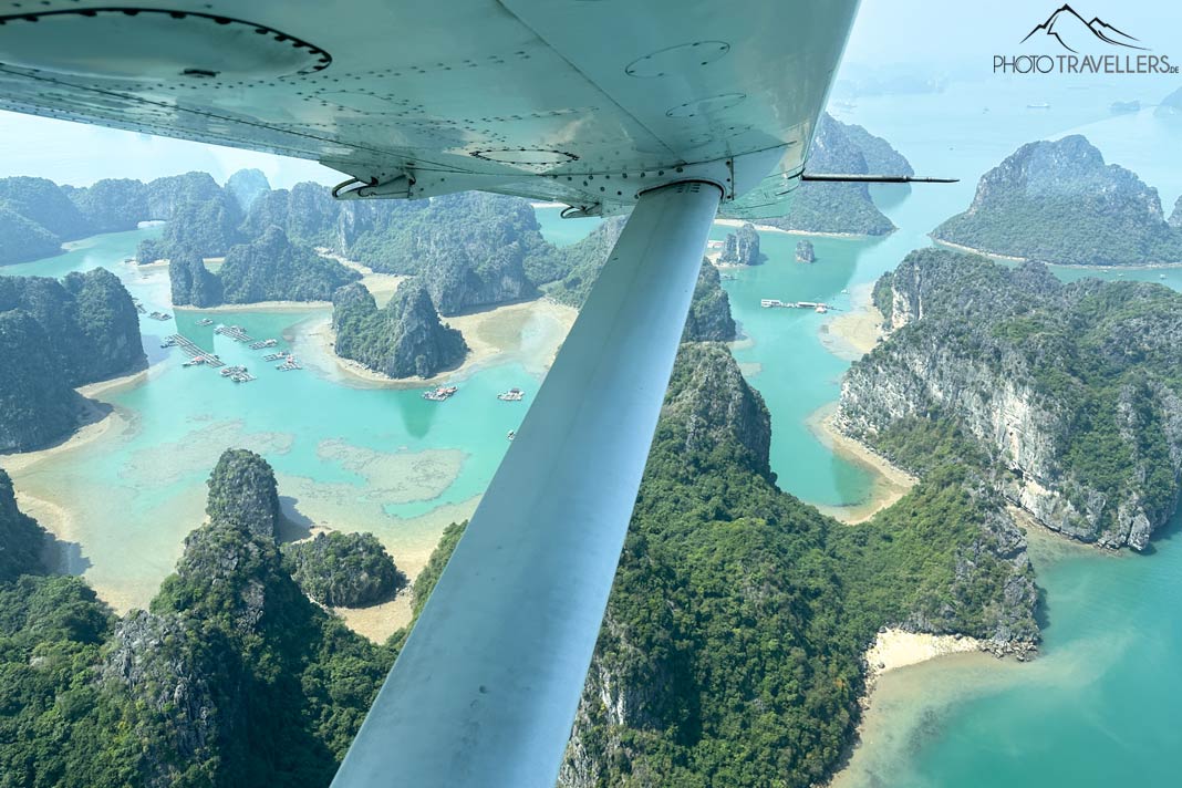 Der Blick aus einem Wasserflugzeug auf die Halong-Bucht in Vietnam