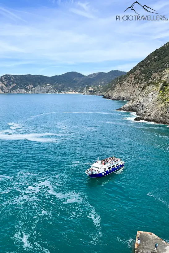Ein Ausflugsschiff vor der Küste von Cinque Terre