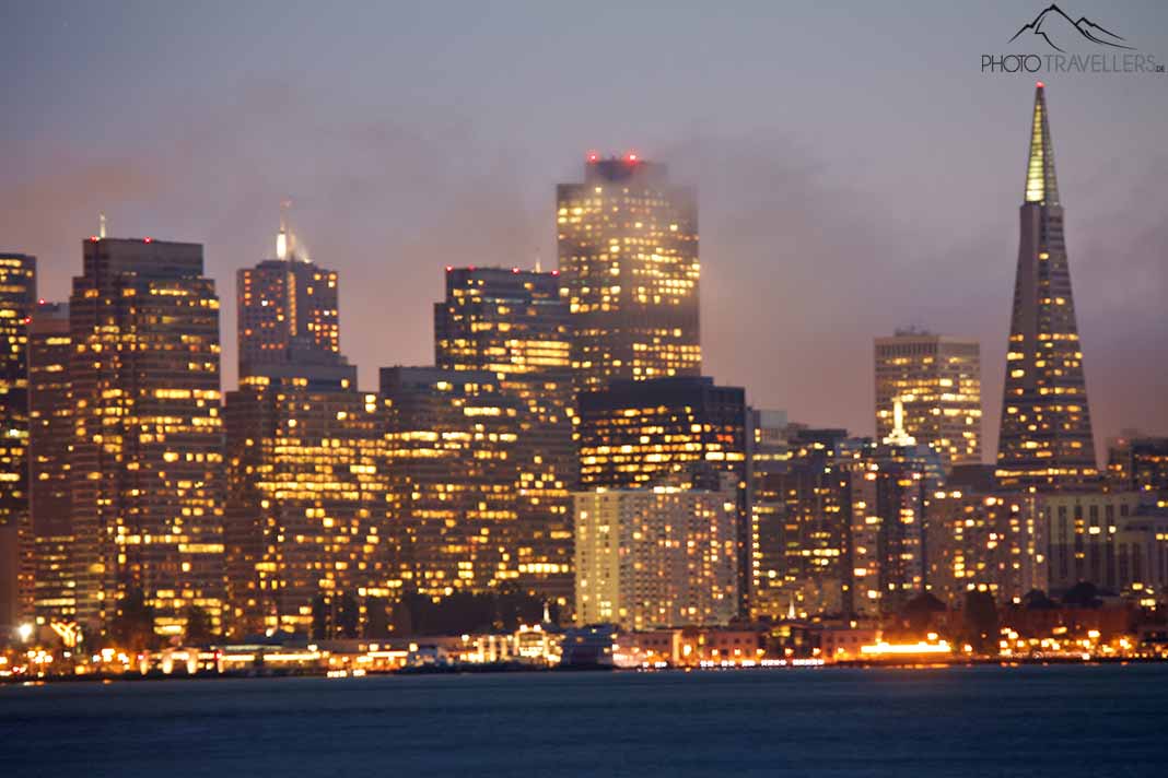 Verwackelte Aufnahme der Skyline von San Francisco bei Nacht