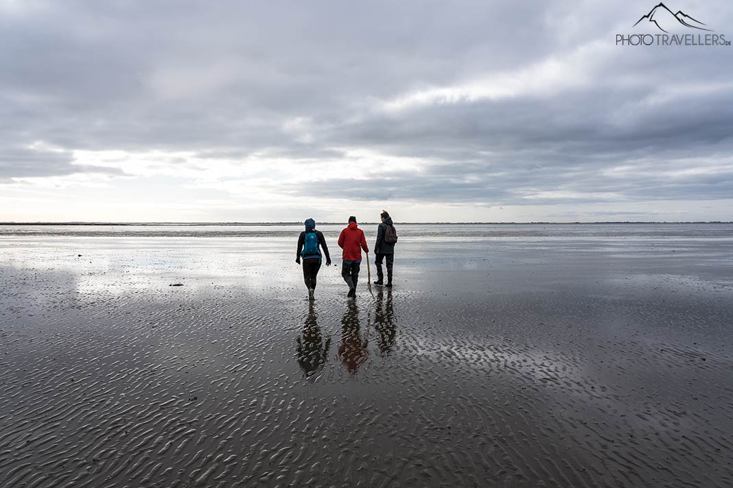 Drei Wanderer im Watt auf Ameland