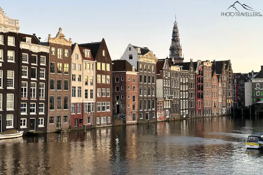 Die berühmten "Tanzenden Häuser" im Abendlicht in Amsterdam