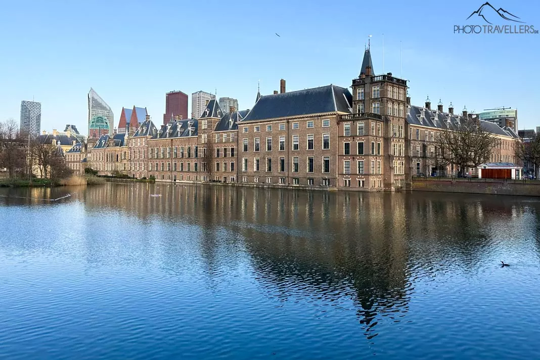 Der Binnenhof in Den Haag mit den Hochhäusern im Hintergrund