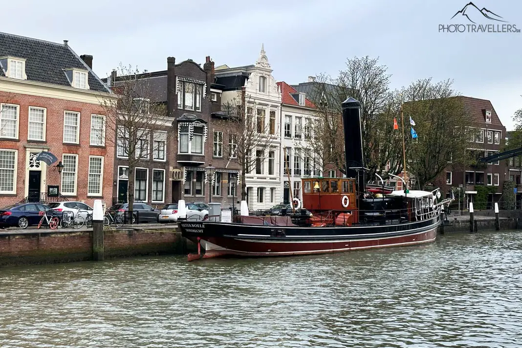 Ein Schiff im Wolwevershaven in der niederländischen Stadt Dordrecht