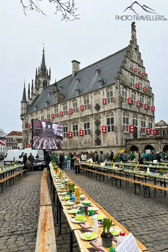 Das Osterfrühstück vor dem Stadhuis in Gouda