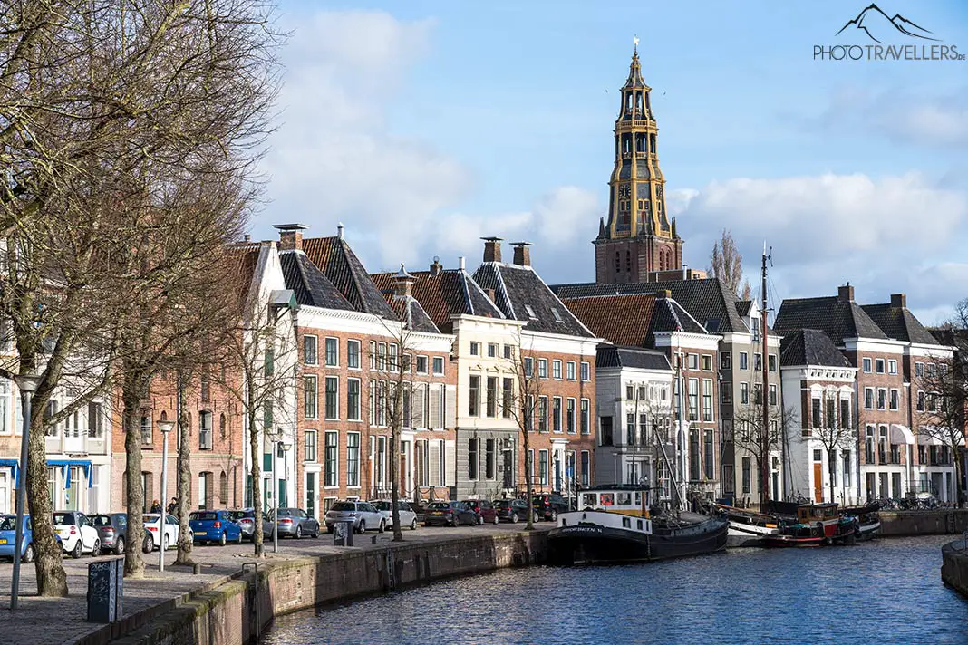 Der Blick von der Visserbrug auf die bekannte Kirche Akerk in Groningen