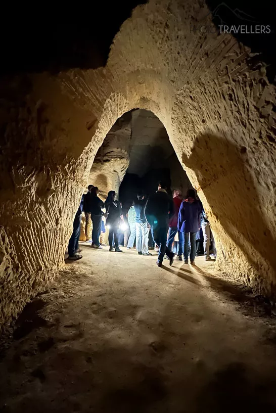 Eine Besuchergruppe in den Grotten von St. Pieter in Maastricht