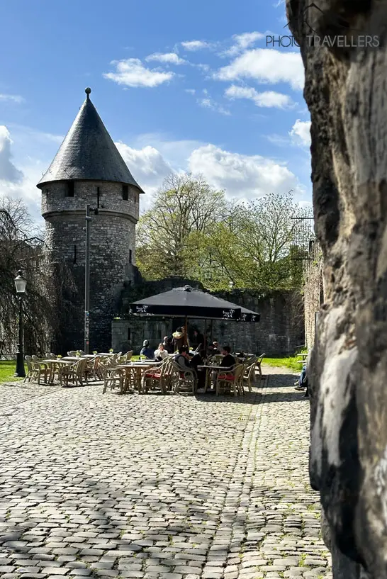 Ein Turm der alten Stadtmauer in Maastricht