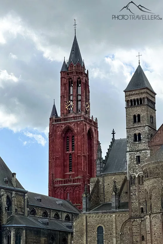 Der rote Turm der Sint Janskerk in Maastricht