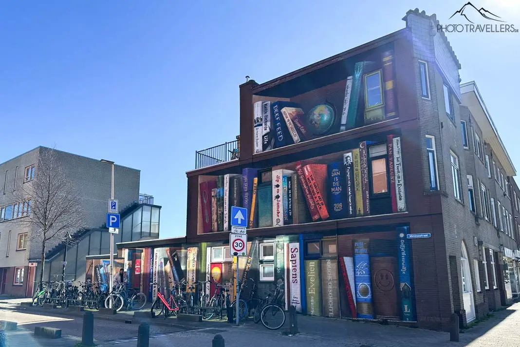 Das Graffiti Boekenkast Street Art in Utrecht zeigt ein Bücherregal