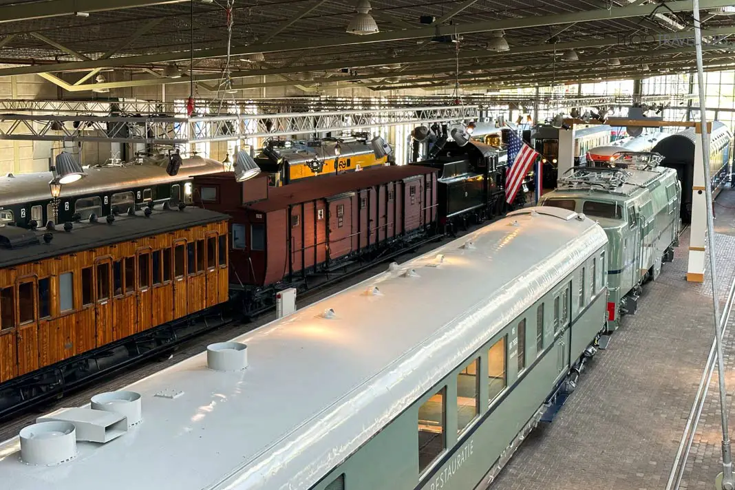 Verschiedene Züge im Eisenbahnmuseum in Utrecht