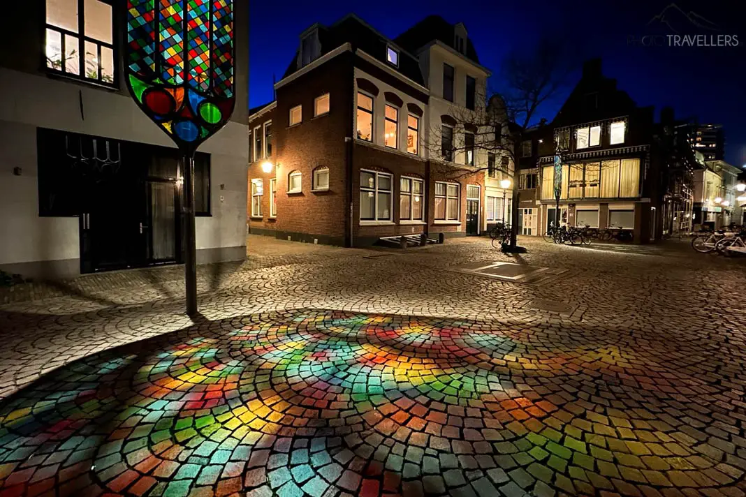 Die Lichtinstallation Trajectum Lumen im Buurkerkhof in Utrecht
