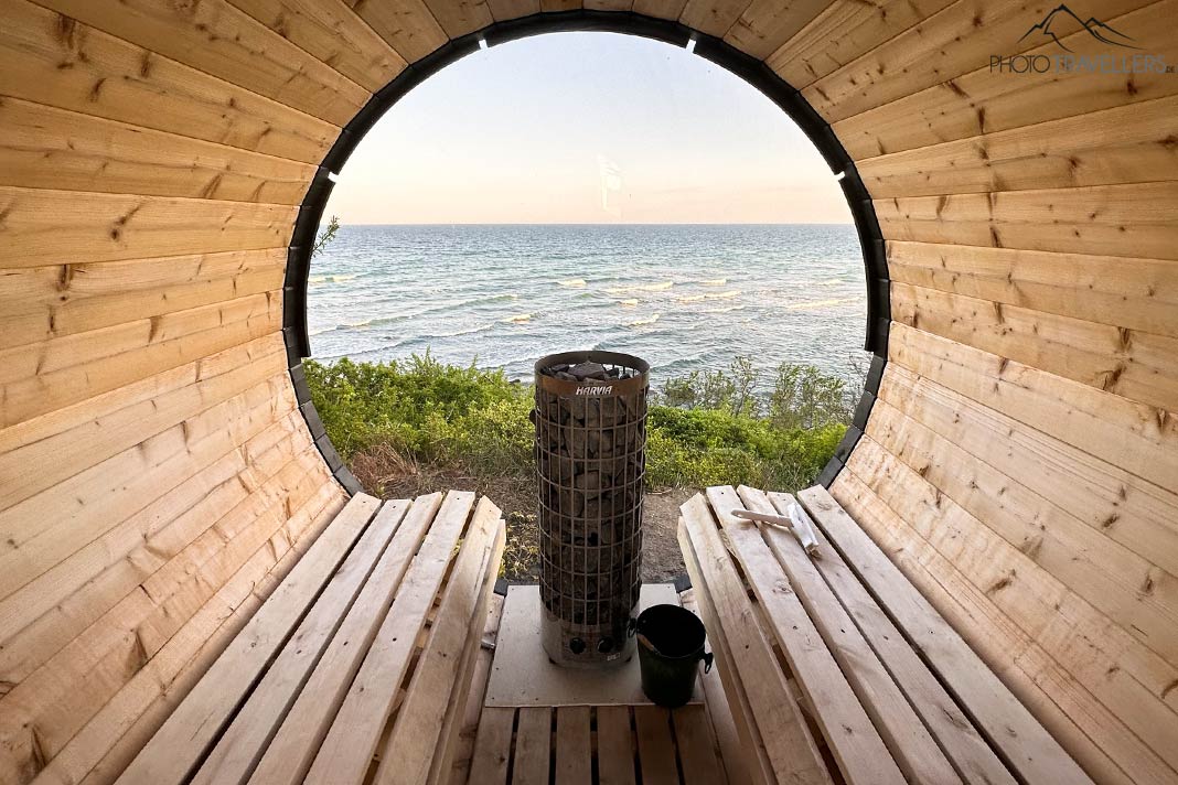 Der Blick aus der Sauna des Leuchtturms Møn Fyr auf das Meer