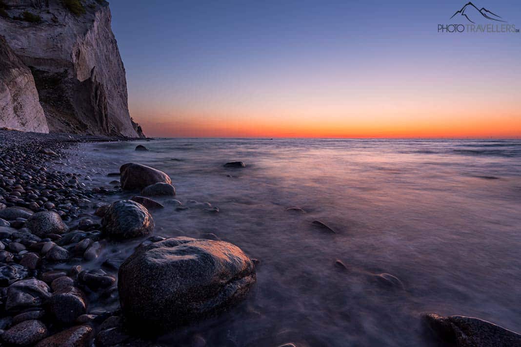 Die Klippen von Møns Klint auf der Insel Møn im Licht der aufgehendenn Sonne