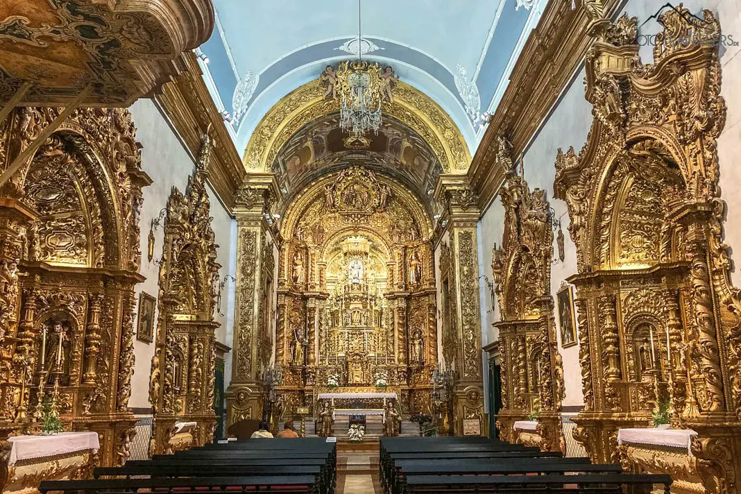 Blick in die mit gold verzierte Kirche in Faro