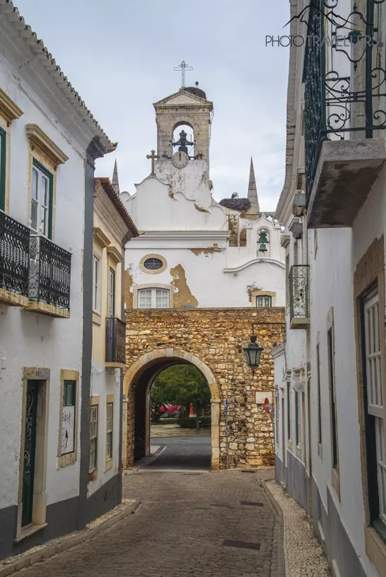 Storchennest auf dem Stadttor von Faro, dem Arco da Vila