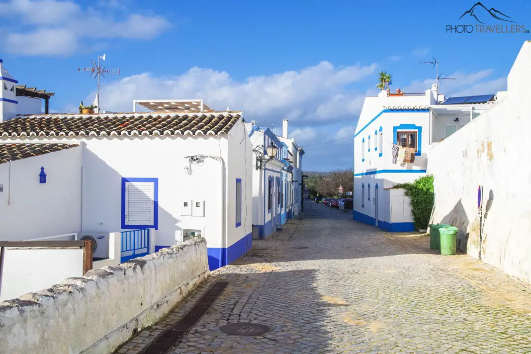 Blick auf die blau weißen Häuserfassaden von Cacela Velha