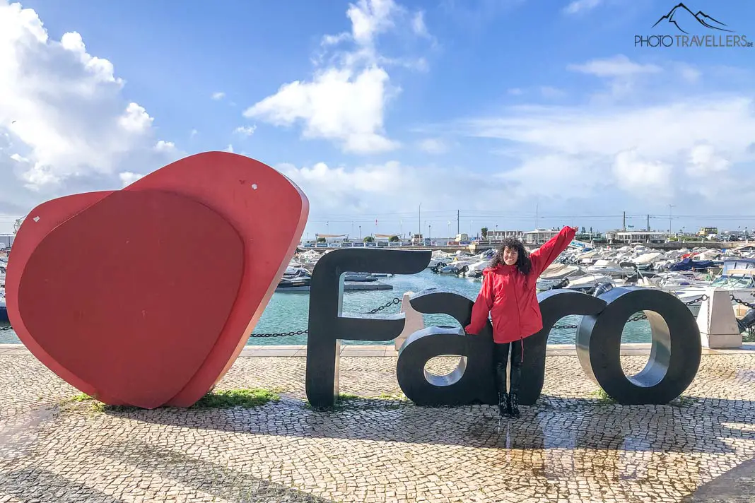Anita vor dem Faro-Schriftzug am Hafen von Faro