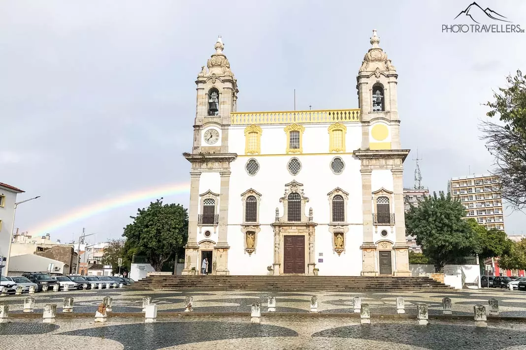 Blick auf die Igreja do Carmo von vorne. Im Hintergrund ist ein Regenbogen
