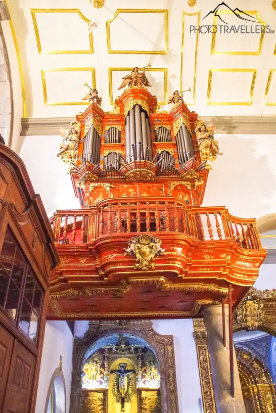 Blick von unten hinauf zur Orgel der Kathedrale von Faro