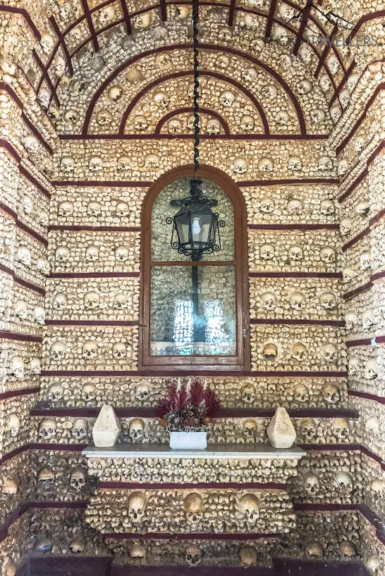 Blick auf die berühmte Knochenkapelle in Faro mit Knochen und Schädeln