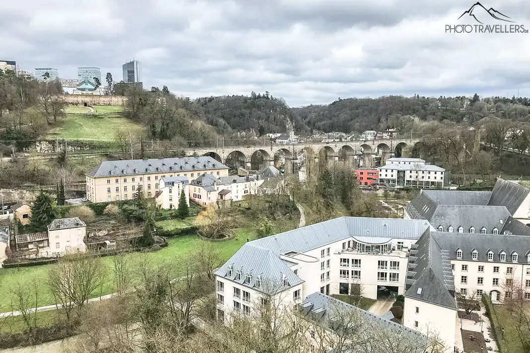 Blick auf die Altstadt Grund mit der Abtei Neumünster vom Panoramaweg aus