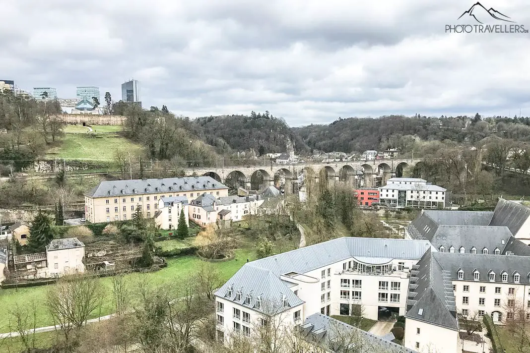 Blick auf die Stadt Luxemburg von oben - im Hintergrund siehst du die EU-Gebäude