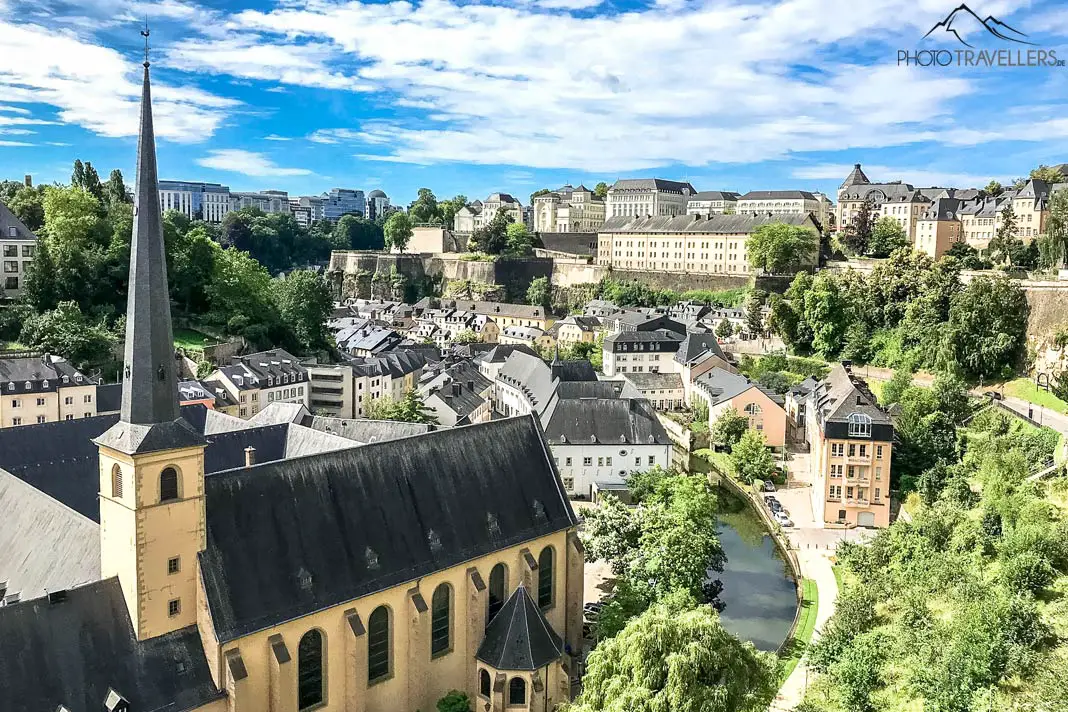 Blick von oben auf den sogenannten Grund in Luxemburg mit Kirche und Häusern