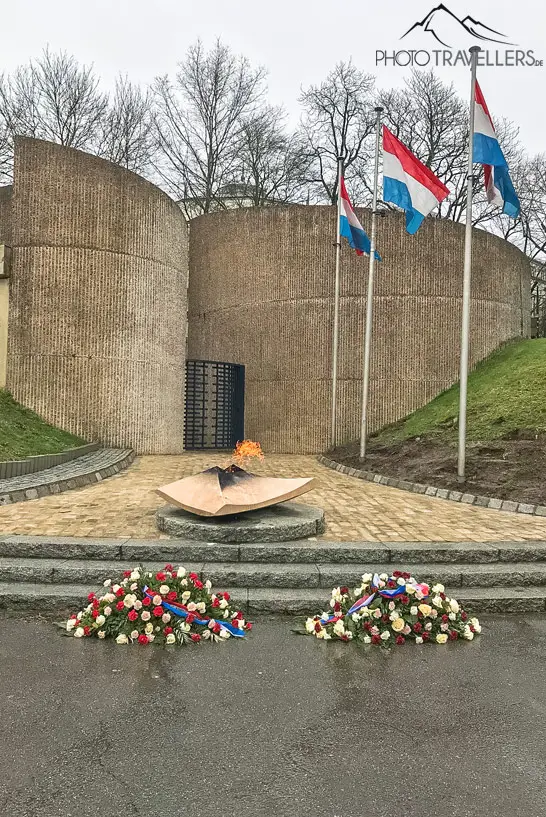 Das Monument National de la Solidarite Luxembourgeoise von außen mit Fahnen davor